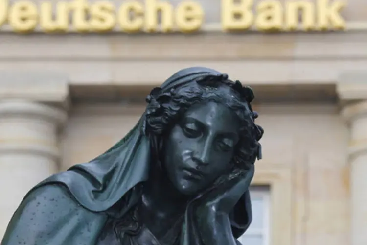 
	Sede do Deutsche Bank em Frankfurt: junto com Alpha Bank e VTB, banco alem&atilde;o levantou um total de &euro; 6 bilh&otilde;es em uma opera&ccedil;&atilde;o para aumento de capital
 (Kai Pfaffenbach/Reuters)