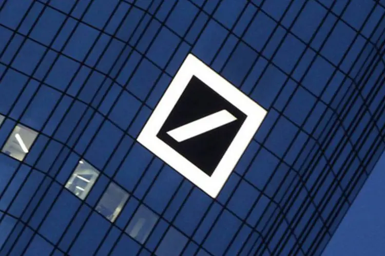 
	Logo do Deutsche Bank: banco com atividades de investimento e capta&ccedil;&atilde;o de dep&oacute;sitos separadas precisaria refinanciar ambas as partes separadamente no mercado, o que seria caro
 (Daniel Roland/AFP)