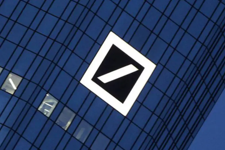 
	Logo do Deutsche Bank na torre do banco em Frankfurt: o &quot;banco mau&quot; era uma das condi&ccedil;&otilde;es impostas por Bruxelas para conceder uma ajuda ao setor banc&aacute;rio espanhol
 (Daniel Roland/AFP)