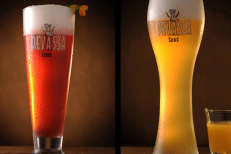 São 12 opções de chopes; na foto temos a Devassa Cosmo Bier e a Devassa Melará  (Divulgação)