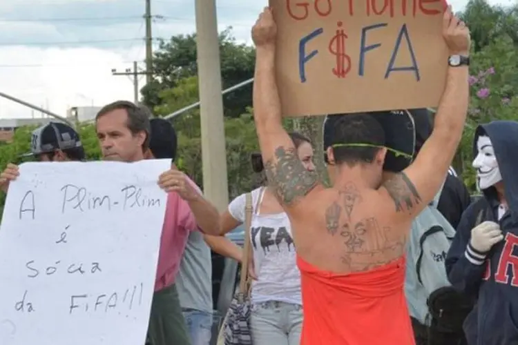 
	Manifestantes contra a Copa:&nbsp;grupo de 50 pessoas havia interditado a Anhanguera
 (Wilson Dias/Agência Brasil)