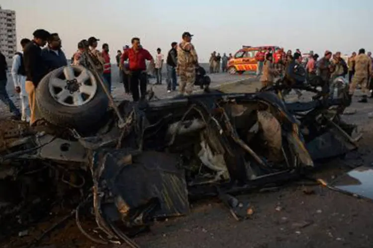 Local de explosão de carro-bomba é visto na cidade paquistanesa de Karachi, em 9 de janeiro de 2014 (Asif Hassan/AFP)