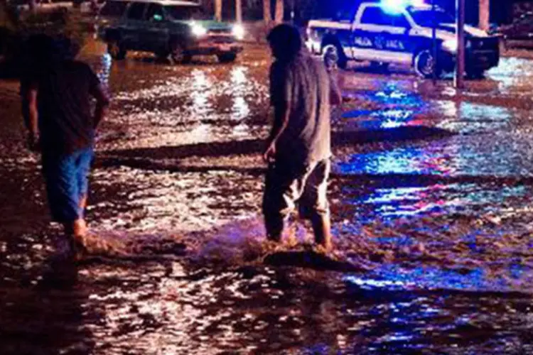 
	Ruas inundadas em Cabo San Lucas, M&eacute;xico: o SMN prev&ecirc; a aproxima&ccedil;&atilde;o gradual das costas e o aumento da intensidade
 (Paul J. Richards/AFP)