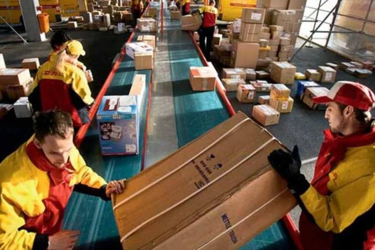 
	Trabalhadores da DHL: empresa disse ter oferecido aos funcion&aacute;rios um aumento salarial de 4,5% para 2013, al&eacute;m de uma garantia de 3% para 2014
 (Corbis)