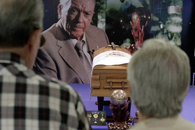 
	Vel&oacute;rio do ex-jogador Alfredo Di Stefano: ex-jogador morreu ontem aos 88 anos
 (REUTERS/Andrea Comas)
