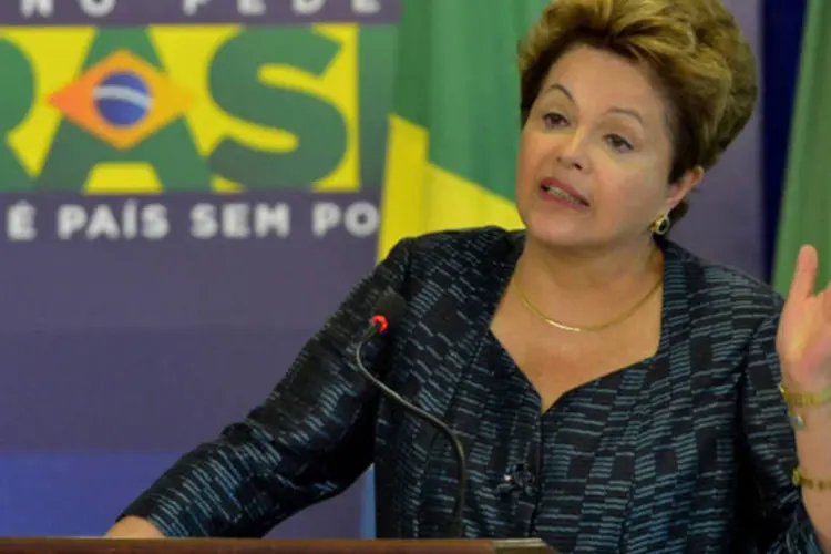 A presidente Dilma Rousseff divulga a primeira lista de 50 portos privados que poderão ser abertos no país: ao todo, 123 solicitações para implantação dos terminais privativos foram enviadas à Secretaria Especial de Portos. (Wilson Dias/ABr)