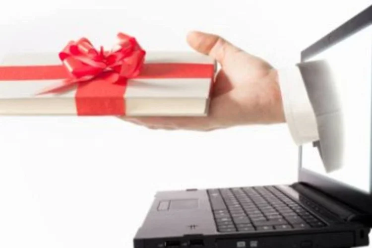 E-commerce: perfume (4,40%), água de colônia (4,17%), geladeira/refrigerador (3,19%) e vinho (2,76%) completam o ranking dos produtos mais comprados para presentear (./Reprodução)