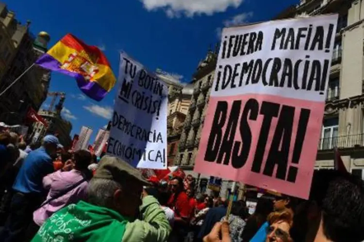 Manifestantes fazem marcha do Dia do Trabalho em Madri, pedindo mais empregos e oportunidades, em 1º de maio de 2014
 (PIERRE-PHILIPPE MARCOU/AFP)