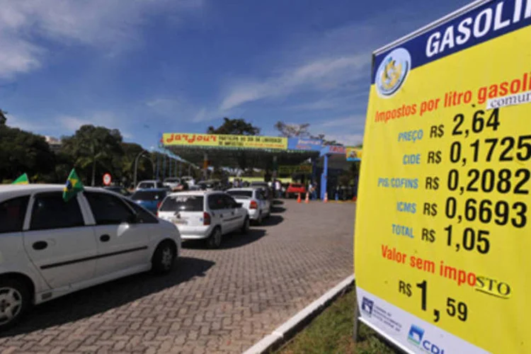 Em Brasília, fila para abastecer em posto que oferece o combustível sem impostos causou congestionamento (Marcello Casal Jr/ABr/Agência Brasil)