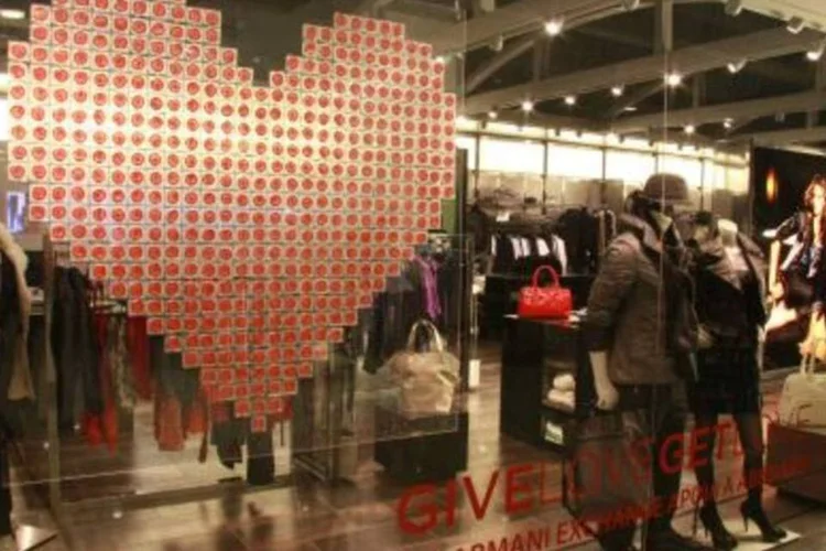 Vitrine decorada para o dia dos namorados: homens devem desembolsar mais do que elas neste sábado.   (.)