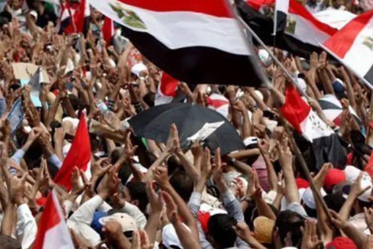 Manifestantes no Egito: Também participaram da concentração partidos islamitas menores e o movimento juvenil 6 de Abril (©AFP / Marwan Naamani)