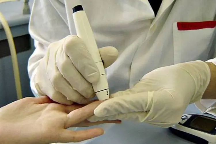 
	Paciente fazendo teste de glicemia para diabetes: entre 2000 e 2010, o transtorno matou mais de 470 mil pessoas
 (Marcos Santos/USP Imagens)