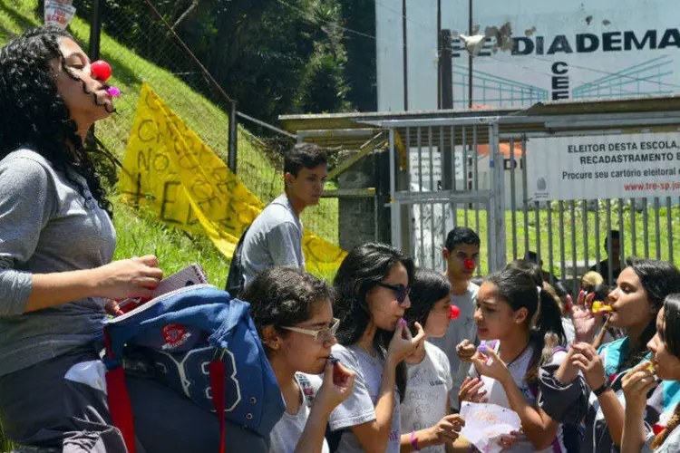 
	Estudantes protestam em escola em Diadema, SP: Alckmin seguiu defendendo firmemente a reorganiza&ccedil;&atilde;o escolar
 (Rovena Rosa/Agência Brasil)