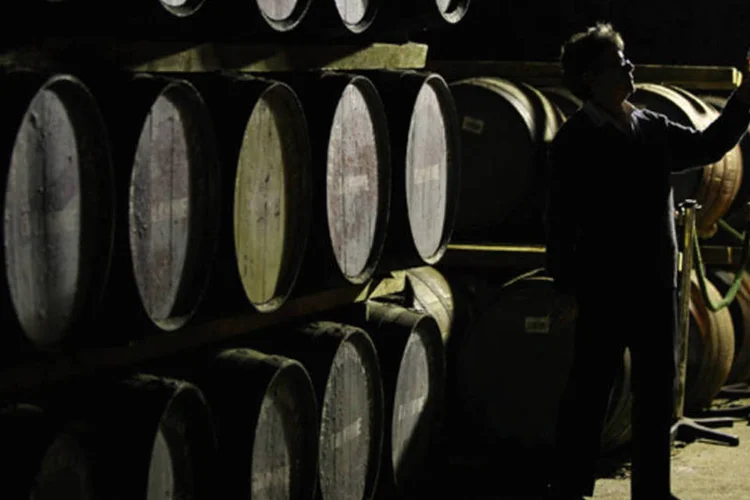 
	Funcion&aacute;rio da Diageo em destilaria da marca: empresa disse que vai financiar a aquisi&ccedil;&atilde;o com dinheiro e d&iacute;vida e n&atilde;o espera prejudicar seu rating de &quot;A&quot;&nbsp;
 (Jeff J Mitchell/Getty Images)