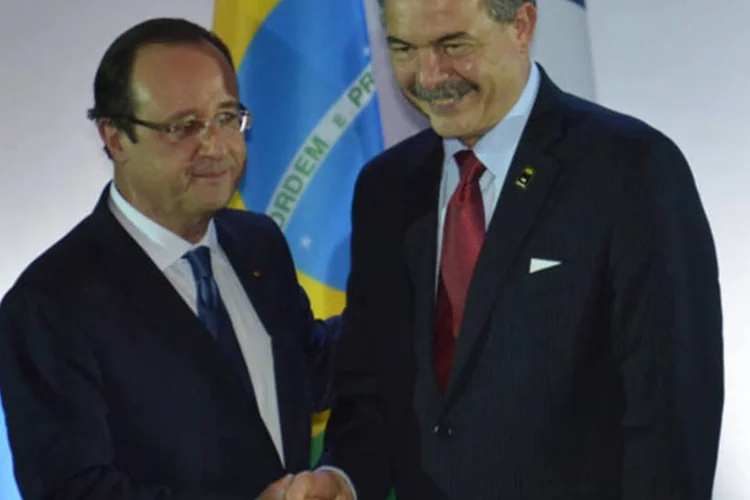 Presidente da França, François Hollande, e o ministro da Educação, Aloizio Mercadante, participam do Diálogo de Alto Nível Brasil-França em Educação, no Museu Nacional da República (José Cruz/ABr)