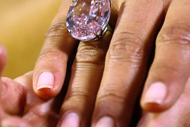 Diamante: "Estrela Cor-de-Rosa", de 59,6 quilates, é o diamante mais valioso a ser leiloado, informou empresa (Rubem Sprich/Reuters)