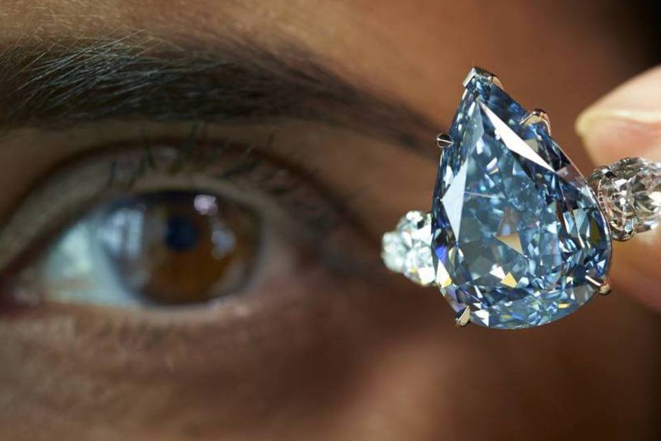 Maior diamante azul do mundo é leiloado por US$23,7 milhões
