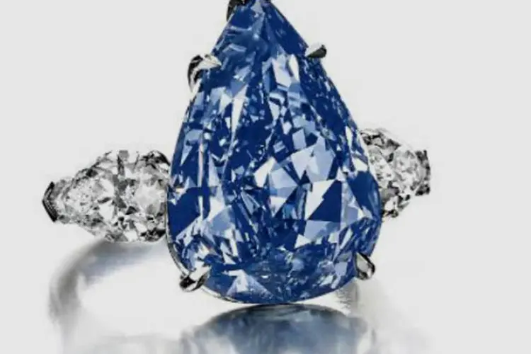 O diamante azul, chamado de "The Blue": joia foi classificada na categoria "azul vívido sem defeito" (AFP)