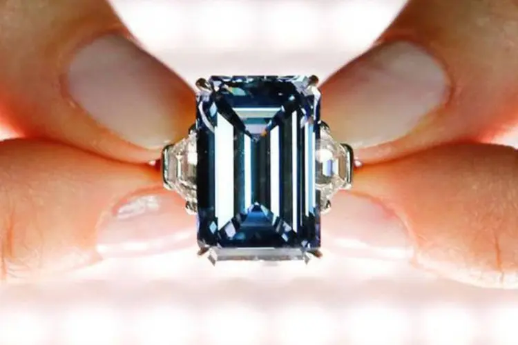 
	Diamante azul: &quot;&Eacute; a joia mais cara j&aacute; vendida num leil&atilde;o&quot;, afirmou Alexandra Kindermann, porta-voz da Christie&rsquo;s
 (Denis Balibouse / Reuters)