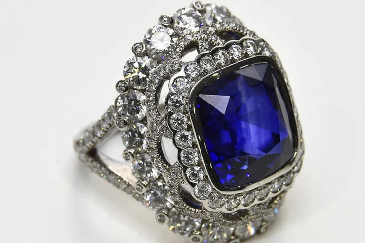
	Diamante azul: designa&ccedil;&atilde;o &ldquo;v&iacute;vido fantasia&rdquo; significa que o diamante tem a cor azul de satura&ccedil;&atilde;o mais clara e intensa poss&iacute;vel
 (Toby Melville/Reuters)