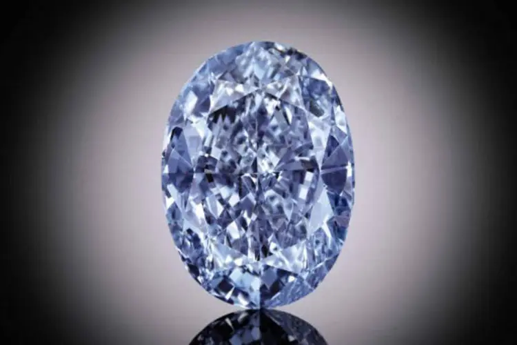 
	Diamante azul: a gema n&atilde;o tem defeitos em seu interior e &eacute; o maior diamante azul de forma ovalada jamais leiloado
 (SOTHEBYS / AFP)