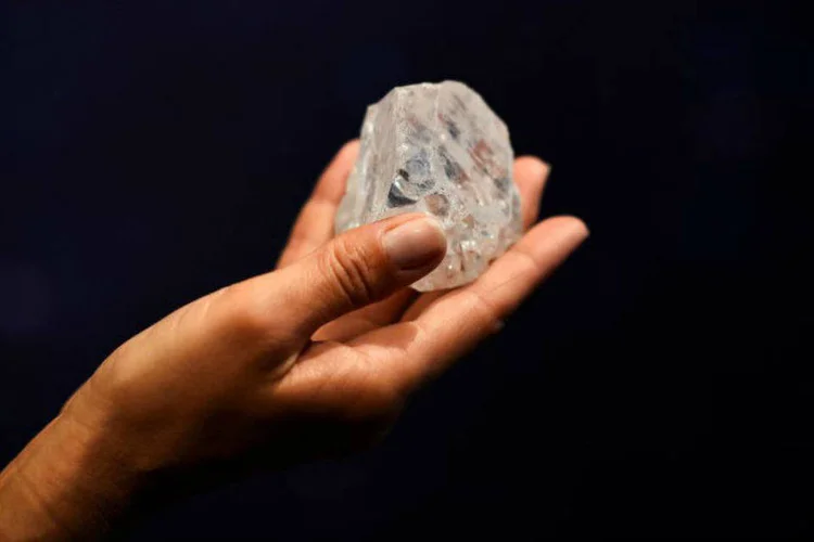 Modelo segura diamante Lesedi la Rona em evento para a mídia em Londres (Dylan Martinez/Files/Reuters)
