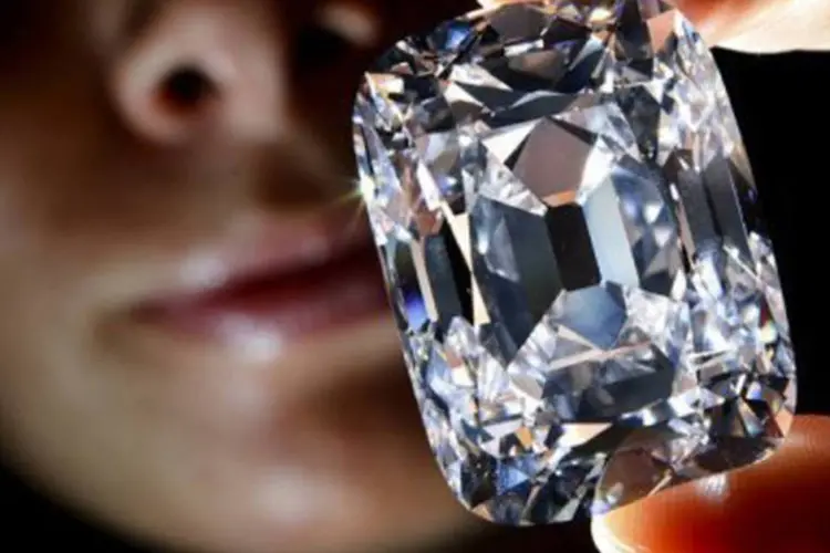 
	Modelo segura o diamante &quot;Arquiduque Jos&eacute;&quot; em pr&eacute;via do leil&atilde;o em Genebra em outubro: trata-se de um diamante de cor D, o branco mais puro
 (Fabrice Coffrini/AFP)