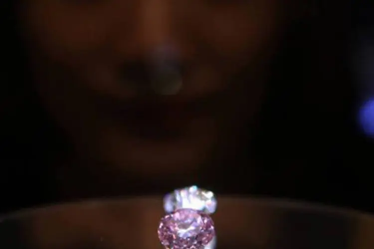 O diamante, de 12,04 quilates, de cor rosa pura e intensa, pertenceu ao joalheiro Harry Winston (Dale de la Rey/AFP)