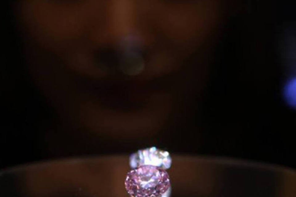 Diamante rosa é vendido por US$ 17,4 milhões em Hong Kong