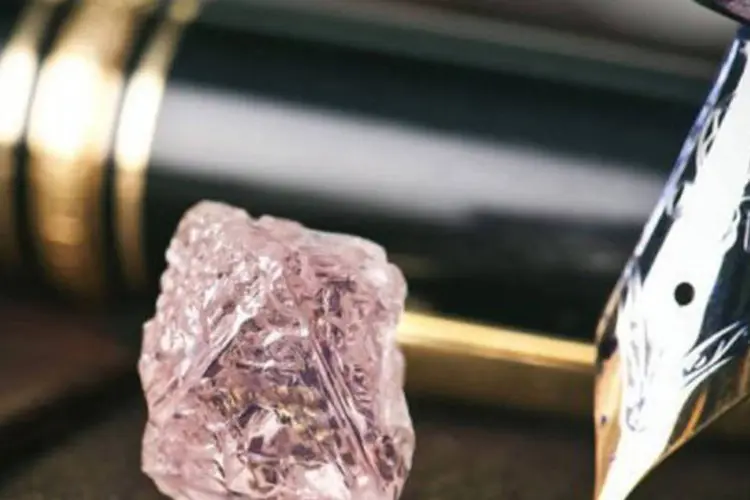 A pedra bruta de 12,76 quilates foi encontrada em uma mina de diamantes explorada pela Rio Tinto na região de Kimberley
 (AFP)