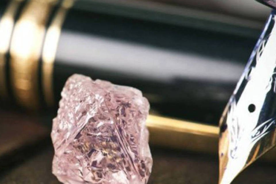 Rio Tinto anuncia descoberta de diamante rosa de quase 13 quilates