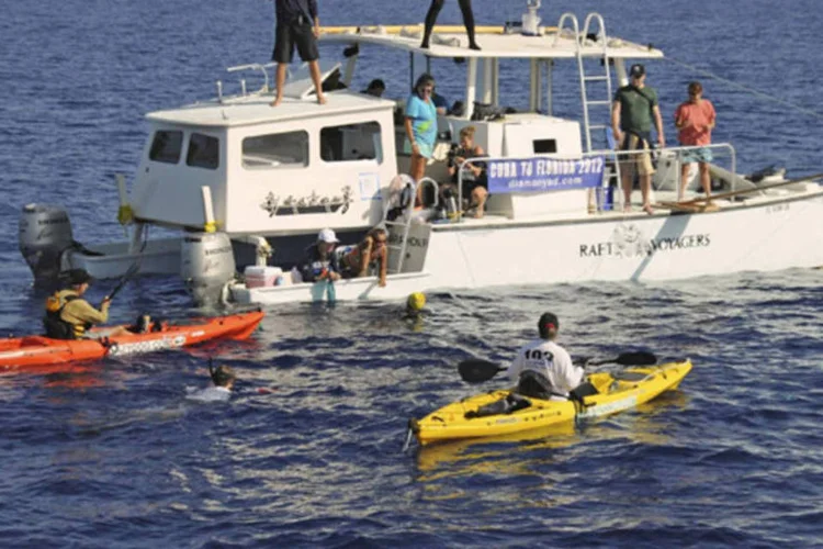 Diana Nyad, nadadora americana, para para se hidratar em seu percurso entre Cuba e Miami: Um mês antes, em sua segunda tentativa, Diana parou por um ataque de asma (REUTERS)