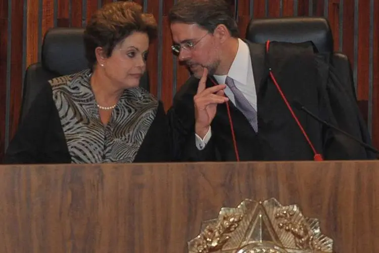 O novo presidente do Tribunal Superior Eleitoral (TSE), Dias Toffoli, toma posse na sede do TSE com a presença da presidenta da Republica, Dilma Rousseff (Jose Cruz/Agência Brasil)