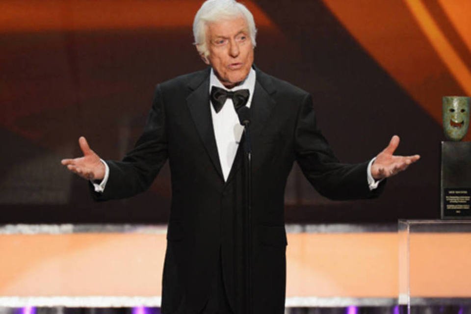 Ator Dick Van Dyke sobrevive a incêndio de carro