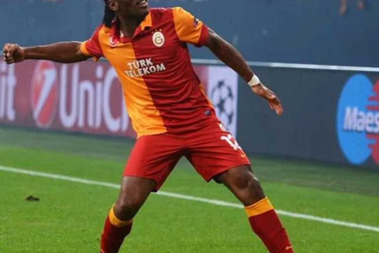 
	Didier Drogba: Drogba e Emmanuel Ebou&egrave; tiraram as camisas e, por baixo delas, vestiam camisetas com os dizeres &quot;Obrigado Mandela&quot; e &quot;Descanse em paz Mandela&quot;
 (Getty Images)