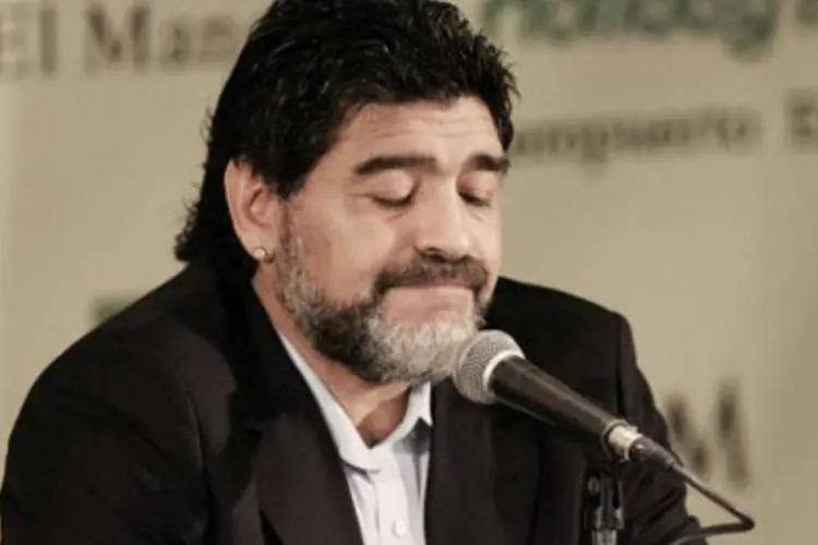 O argentino Diego Maradona: ex-jogador pode esclarecer sua situação com o fisco no dia 30 de outubro e comemorar seus 50 anos em Nápoles (Maxi Failla/AFP)