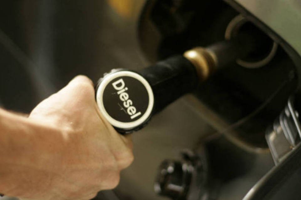 Após gasolina, Petrobras anuncia alta de 8% do preço do diesel