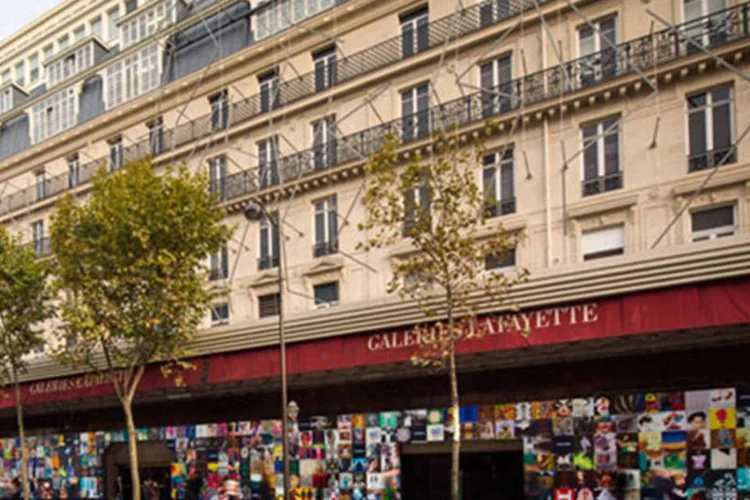 Fachada da loja em Paris: missão chamada Show me your artwork convidou artistas de todo o mundo para enviar suas artes com a chance de exporem seu trabalho (.)