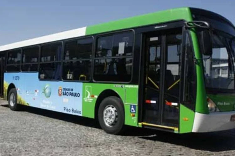 Menos poluentes: três ônibus (como o da foto) abastecidos com 10% de diesel de cana-de-açúcar serão testados nas ruas de SP até dezembro. (.)