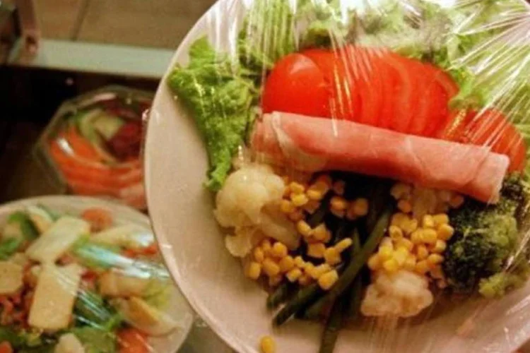 Um prato de salada feito em restaurante em Caen (Mychele Daniau/AFP)