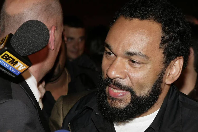 
	Dieudonn&eacute; M&#39;bala M&#39;bala: &quot;Dieudonn&eacute; e seus filhos est&atilde;o detidos no servi&ccedil;o de imigra&ccedil;&atilde;o do aeroporto de Hong Kong&quot;
 (Francois Durand / Getty Images)