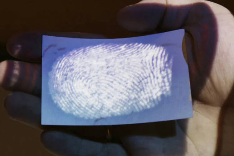 Papiloscopia: profissionais são responsáveis por fazer a identificação de pessoas com base nas impressões digitais ou na reconstituição facial (Peter Macdiarmid/Getty Images)