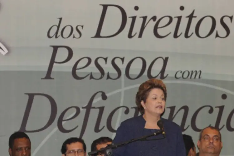 
	Dilma: na &aacute;rea da educa&ccedil;&atilde;o, a presidente cita que o governo federal j&aacute; entregou 830 &ocirc;nibus adaptados para as prefeituras de mais de 600 cidades
 (Wilson Dias/ABr)