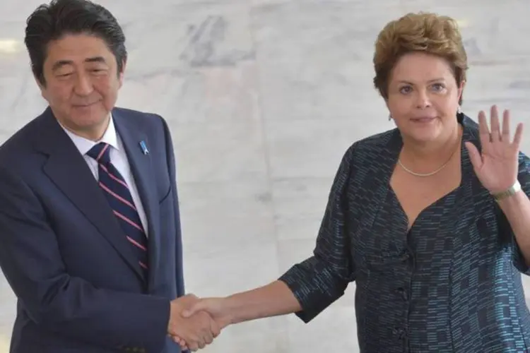 
	Dilma e Shinzo Abe: ela destacou que&nbsp;com&eacute;rcio&nbsp;entre as duas na&ccedil;&otilde;es ultrapassou a marca de US$ 15 bilh&otilde;es em 2013
 (Wilson Dias/Agência Brasil)