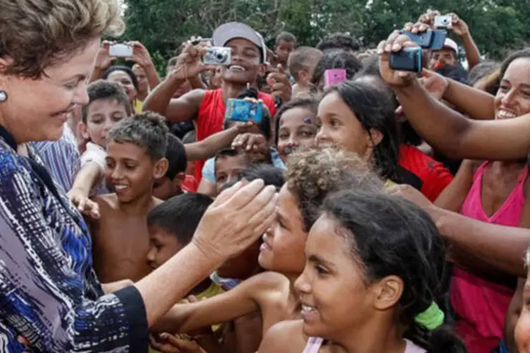 Dilma Rousseff durante visita ao parque de exposições onde estão alojados os desabrigados da enchente em Rio Branco  (Roberto Stuckert Filho/PR)