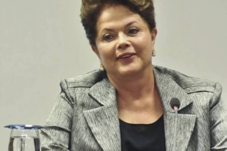 Dilma: "Nós sabemos que a melhor forma de resistir à crise no Brasil é... continuar consumindo, produzindo, investindo em infraestrutura, plantando e colhendo" (Antonio Cruz/ABr)