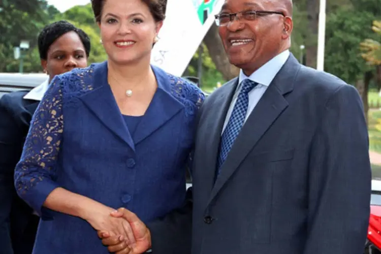 
	Dilma &eacute; recebida pelo presidente sul-africano, Jacob Zuma, antes da 5&ordf; C&uacute;pula do Ibas
 (Roberto Stuckert Filho/PR)
