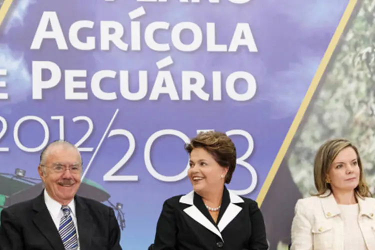 O presidente do Senado, José Sarney, a presidente Dilma Rousseff, e a ministra Gleisi Hoffmann durante cerimônia de lançamento do Plano Agrícola e Pecuário 2012/2013 (Roberto Stuckert Filho/PR)