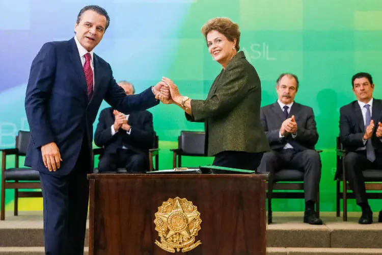
	A presidente Dilma Rousseff empossa Henrique Alves (PMDB), ministro do Turismo
 (Roberto Stuckert Filho/PR/Fotos Públicas)