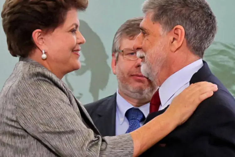 Presidente Dilma cumprimenta o novo ministro da Defesa, Celso Amorim, durante cerimônia de posse: "tenho a convicção de que ele é o homem certo no lugar certo"
 (Roberto Stuckert Filho/PR)
